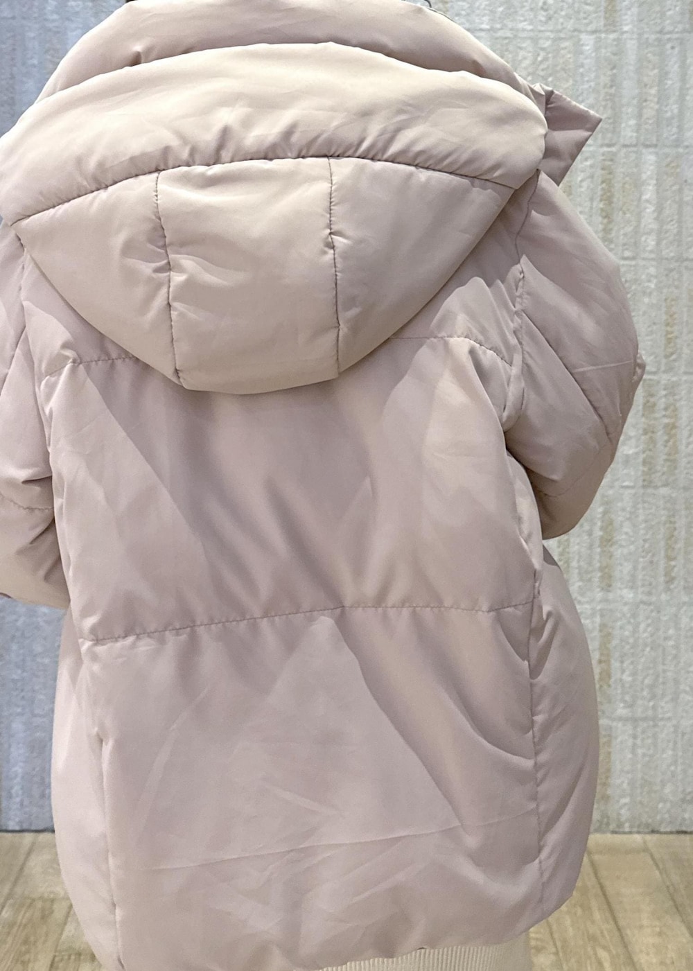 「POLO、キナリ、ロゴ、ダウン、ピンク、破水加工、セットアイテム、ウエストマーク、ブラウン、ラビット、ハート、バック、オフホワイト、厚底ブーツ、初冬コーデ」｜「Juzeのタンクソールサイドニットブーツ（ブーツ、ホワイト系）」を使った、あおいさん（レディース・158cm）の冬コーディネートの7枚目の写真
