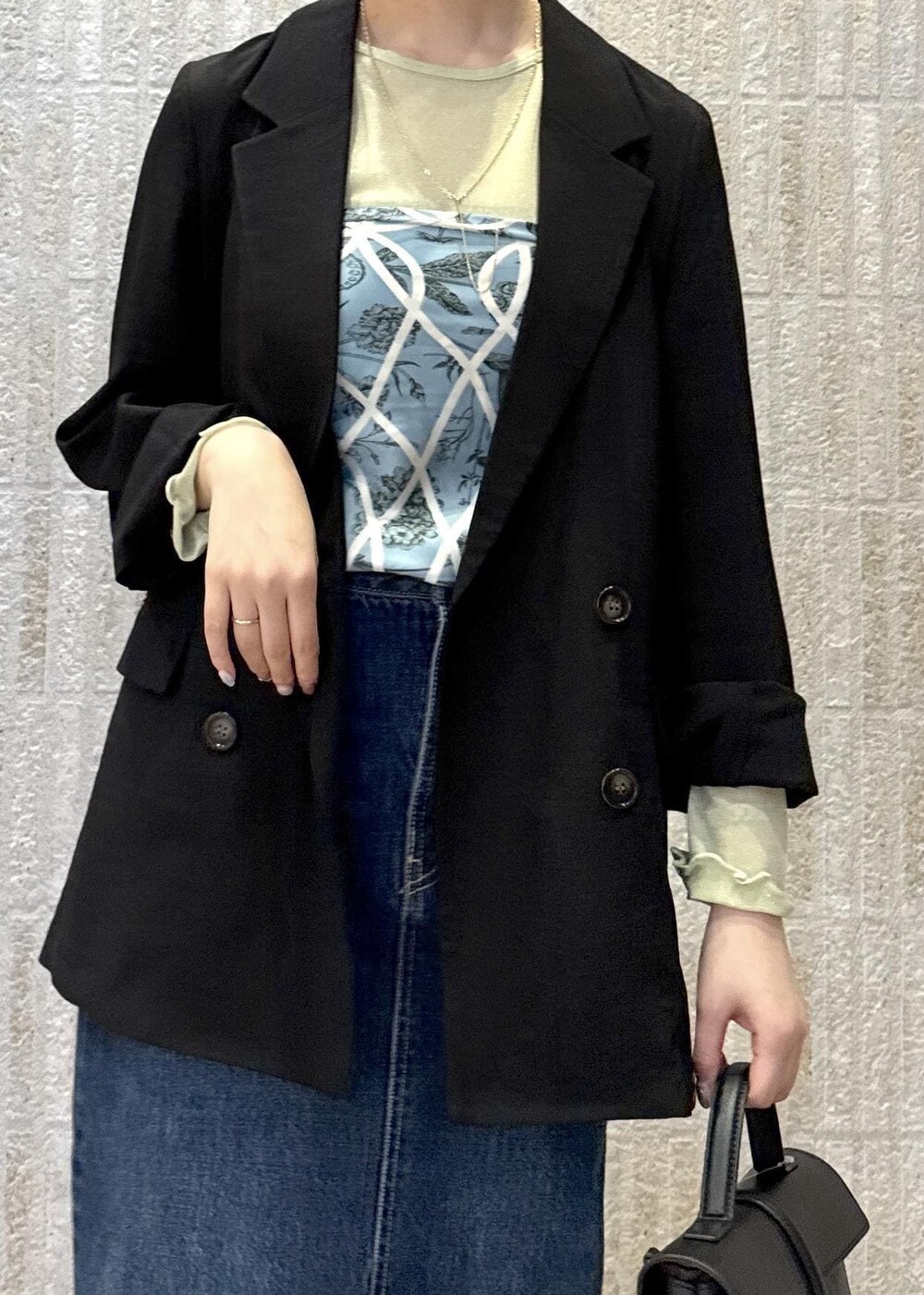 「ジャケット、接触冷感、洗える、ラメ、シアー、インナー、グリーン、花柄、スカーフ、デニム、Ｉライン、ヒール、ワンハンドル、2way、初春コーデ」｜「VISの【2WAY】ひねり金具ワンハンドルミニショルダーバッグ（ショルダーバッグ、ブラック系）」を使った、あおいさん（レディース・158cm）の春コーディネートの5枚目の写真