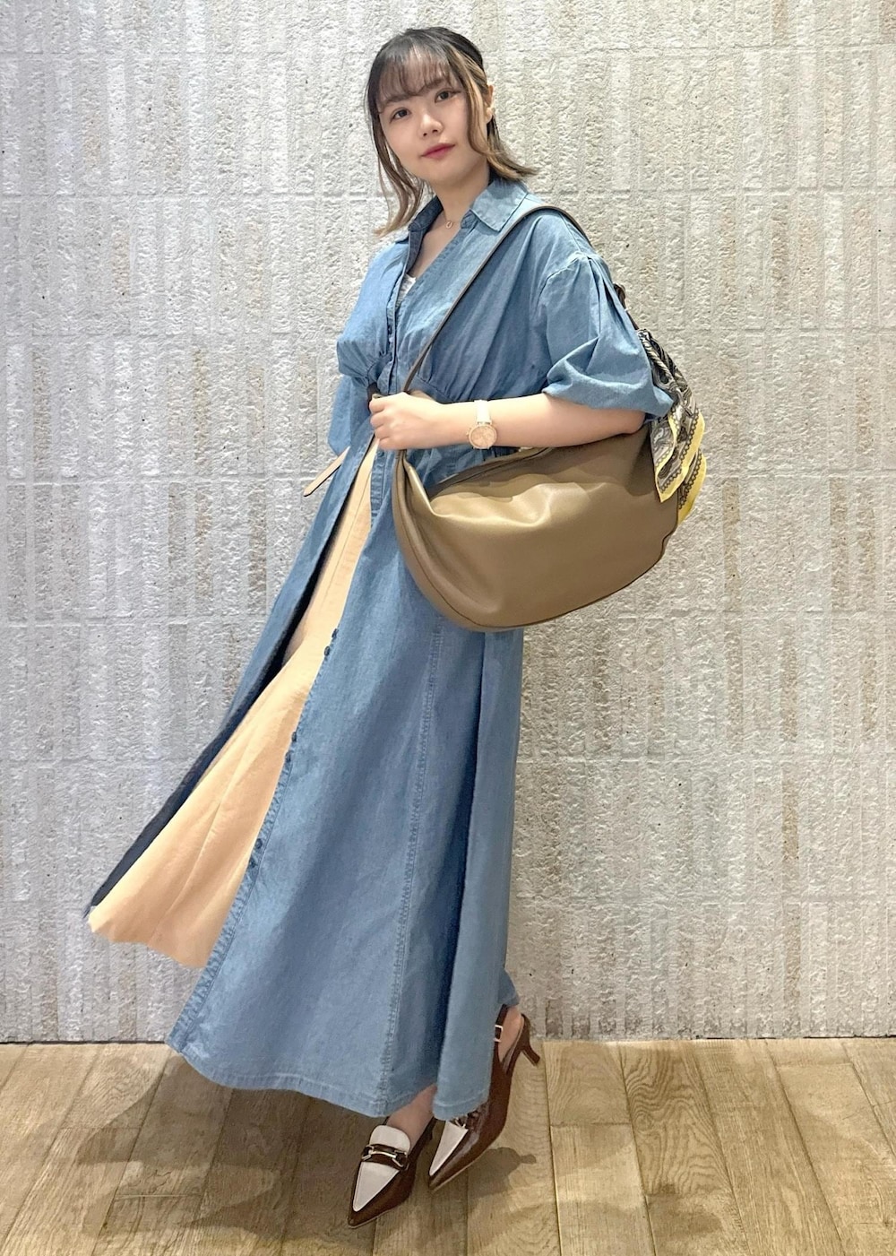 「シャーリング、キャミワンピース、デニム、パフスリーブ、ロング、シワ防止、バックリボン、ウエストマーク、ローファー、ヒール、ショルダー、初春コーデ、春コーデ、初夏コーデ、夏コーデ」｜「VISの18mm幅ニュアンス変形ベルト（ベルト、ブラウン系）」を使った、あおいさん（レディース・158cm）の春コーディネートの2枚目の写真