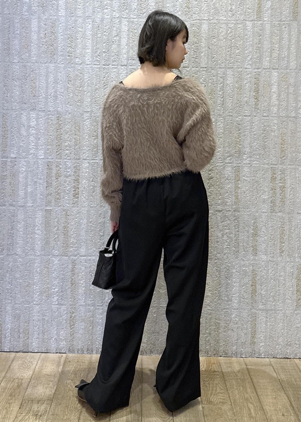 「オールインワン、ブラック、セットアイテム、カシュクール、ラビット、ブラウン、ロゴ、チェーン、ゴールド、2way、リボン、秋コーデ、初冬コーデ、セレモニーコーデ、お出かけコーデ」｜「Juzeの【ご好評につき追加生産】ビッグリボンパンプス（パンプス、ブラック系）」を使った、あおいさん（レディース・158cm）の冬コーディネートの3枚目の写真