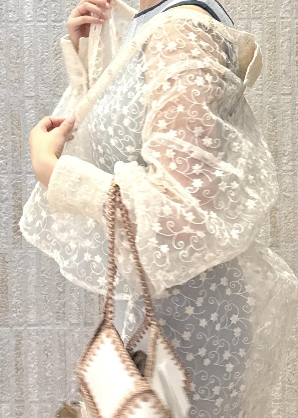 「ニットワンピース、ブルー、サックス、花柄、シアーシャツ、厚底、クッション性、シルバー、クロック編み、パッチワーク風の、バック、カラーレンズ、初春コーデ、春コーデ、初夏コーデ」｜「VISのニュアンスリングベルト（ベルト、ブラック系）」を使った、あおいさん（レディース・158cm）の春コーディネートの5枚目の写真