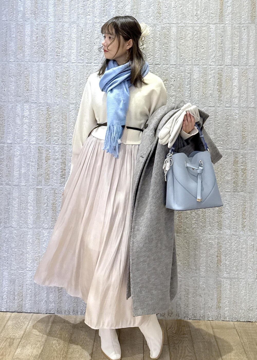 「尾州、コート、グレー、マフラー、カシミヤタッチ、ハートバック、ブルー、光沢、ウエストマーク、ショートブーツ、ホワイト、静電気防止、初冬コーデ、冬コーデ、デートコーデ」｜「VISの10mm巾変形メタルバックルピンレスベルト（ベルト、ブラック系）」を使った、あおいさん（レディース・158cm）の冬コーディネートの9枚目の写真