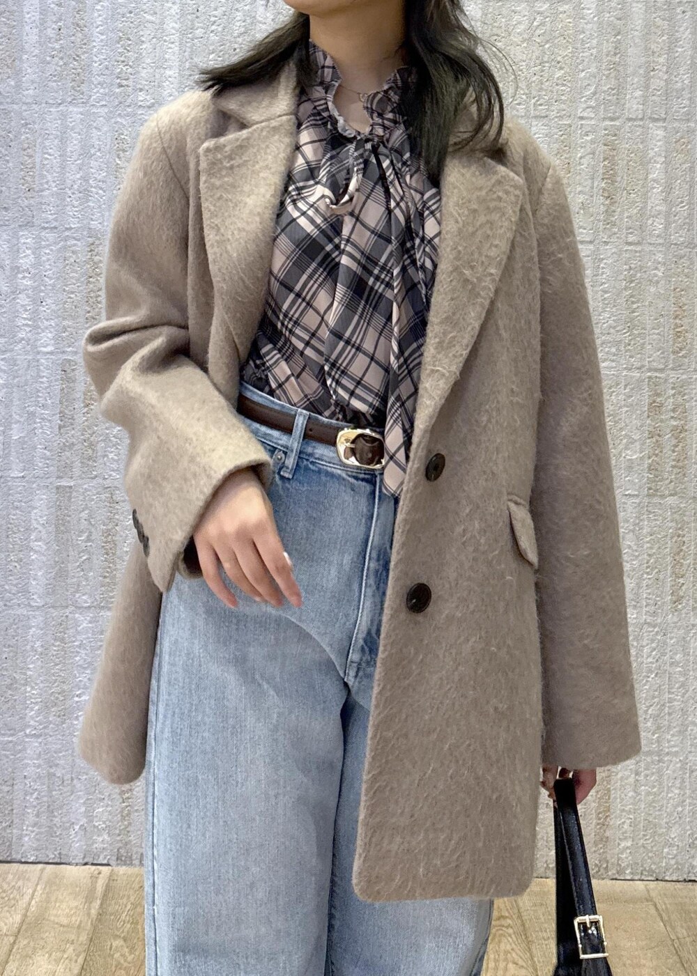 「ジャケット、コート、モカブラウン、シャギー、ブラウンチェック、リボン、レース、ブラウス、ストレート、デニム、ブラック、ショートブーツ、ゴールド、サックス、秋コーデ」｜「Juzeのストレッチヒールショートブーツ（ブーツ、ホワイト系）」を使った、あおいさん（レディース・158cm）の秋コーディネートの6枚目の写真