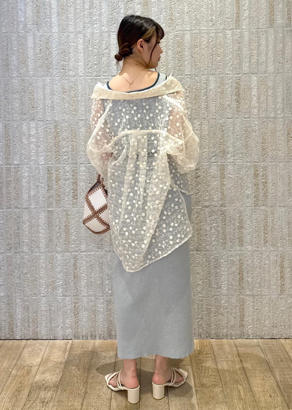 「ニットワンピース、ブルー、サックス、花柄、シアーシャツ、厚底、クッション性、シルバー、クロック編み、パッチワーク風の、バック、カラーレンズ、初春コーデ、春コーデ、初夏コーデ」｜「VISのニュアンスリングベルト（ベルト、ブラック系）」を使った、あおいさん（レディース・158cm）の春コーディネートの4枚目の写真