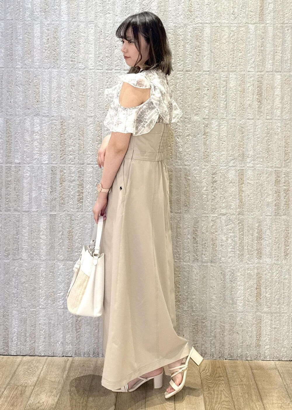 「シアーチェック、ブルー、チェック、ショルダー、2way、POLO、ロゴ、カップ付きインナー、ハートバック、カゴバック、肩紐調整、初春コーデ、春コーデ、初夏コーデ、夏コーデ」｜「VISの【選べる着丈】カップ付きロゴ刺繍Wストラップキャミソール【洗える】（キャミソール、ホワイト系）」を使った、あおいさん（レディース・158cm）の夏コーディネートの2枚目の写真