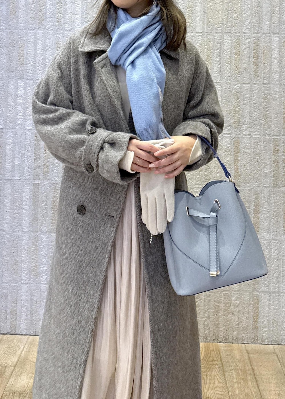 「尾州、コート、グレー、マフラー、カシミヤタッチ、ハートバック、ブルー、光沢、ウエストマーク、ショートブーツ、ホワイト、静電気防止、初冬コーデ、冬コーデ、デートコーデ」｜「VISの10mm巾変形メタルバックルピンレスベルト（ベルト、ブラック系）」を使った、あおいさん（レディース・158cm）の冬コーディネートの8枚目の写真