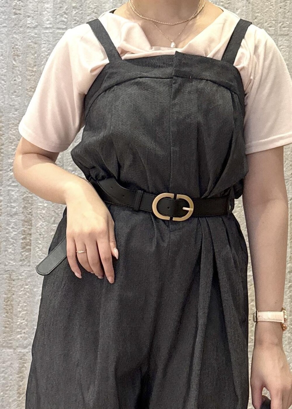 「ドレープ、Tシャツ、半袖、オールインワン、デニム、ベルト付き、カゴバック、ハートバック、2way、フリル、厚底、初春コーデ、春コーデ、初夏コーデ、夏コーデ」｜「VISの28mm幅ダブルDバックルベルト（ベルト、ブラック系）」を使った、あおいさん（レディース・158cm）の夏コーディネートの7枚目の写真