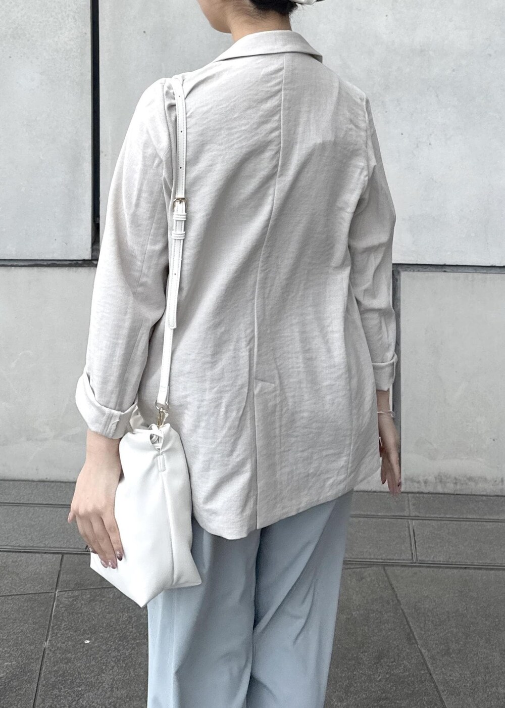 「カップ付きインナー、ロゴ、ブルー、リネンライク、キナリ、淡水パール、リボン、ヒールパンプス、2way、初春コーデ、春コーデ、セレモニーコーデ、デートコーデ、お出かけコーデ、女子会コーデ」｜「VISの【選べる着丈】カップ付きロゴ刺繍Wストラップキャミソール【洗える】（キャミソール、ホワイト系）」を使った、あおいさん（レディース・158cm）の春コーディネートの6枚目の写真