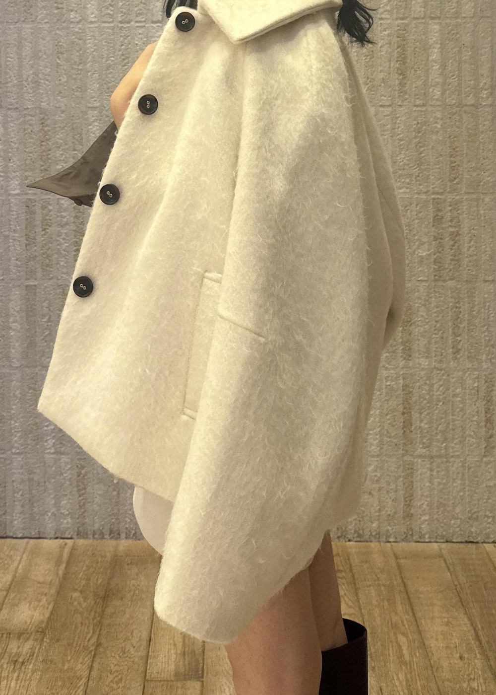 「リボン、ブラウス、ブラウン、シャーリング、シャギー、コート、ホワイト、メルトン、ショートパンツ、キナリ、厚底、フロントポッケ、ゴールド、秋コーデ、初冬コーデ」｜「Juzeのサイドバックルタンクソールロングブーツ（ブーツ、ブラウン系）」を使った、あおいさん（レディース・158cm）の秋コーディネートの6枚目の写真