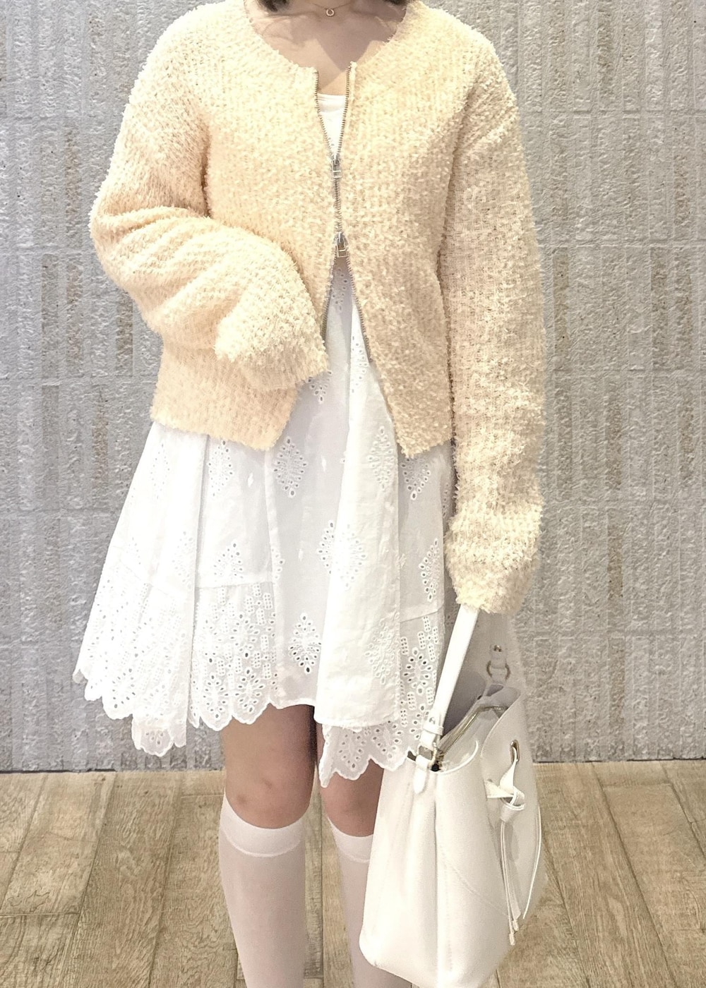 「キャミワンピース、レース、フレア、カップ付きインナー、リボンヤーン、ダブルジップ、ハートバック、ショルダー、リボン、ヒール、2way、ロゴ、初春コーデ、春コーデ、デートコーデ」｜「VISの【累計10,000点突破】【2WAY】ハートカットバッグ（ショルダーバッグ、ホワイト系）」を使った、あおいさん（レディース・158cm）の春コーディネートの5枚目の写真