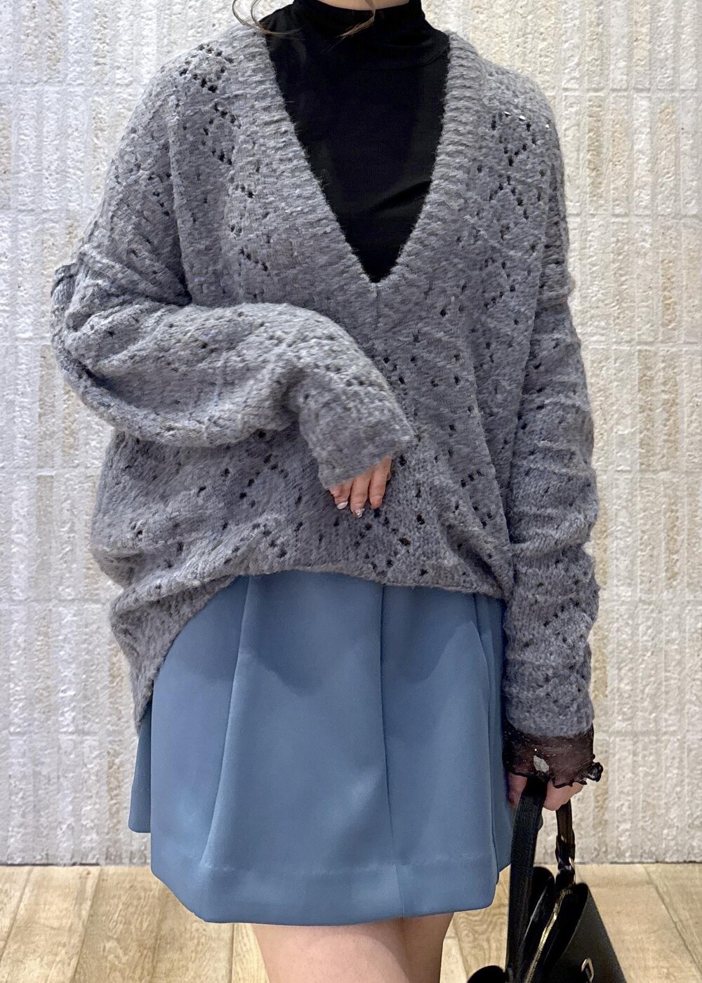 「インナー、タートルネック、ブラック、グレー、ニット、Vネック、ミックスカラー、ラメ、フレア、ミニスカート、ブルー、ハートバック、厚底ブーツ、ロング、秋コーデ」｜「Juzeのサイドバックルタンクソールロングブーツ（ブーツ、ブラック系）」を使った、あおいさん（レディース・158cm）の冬コーディネートの6枚目の写真
