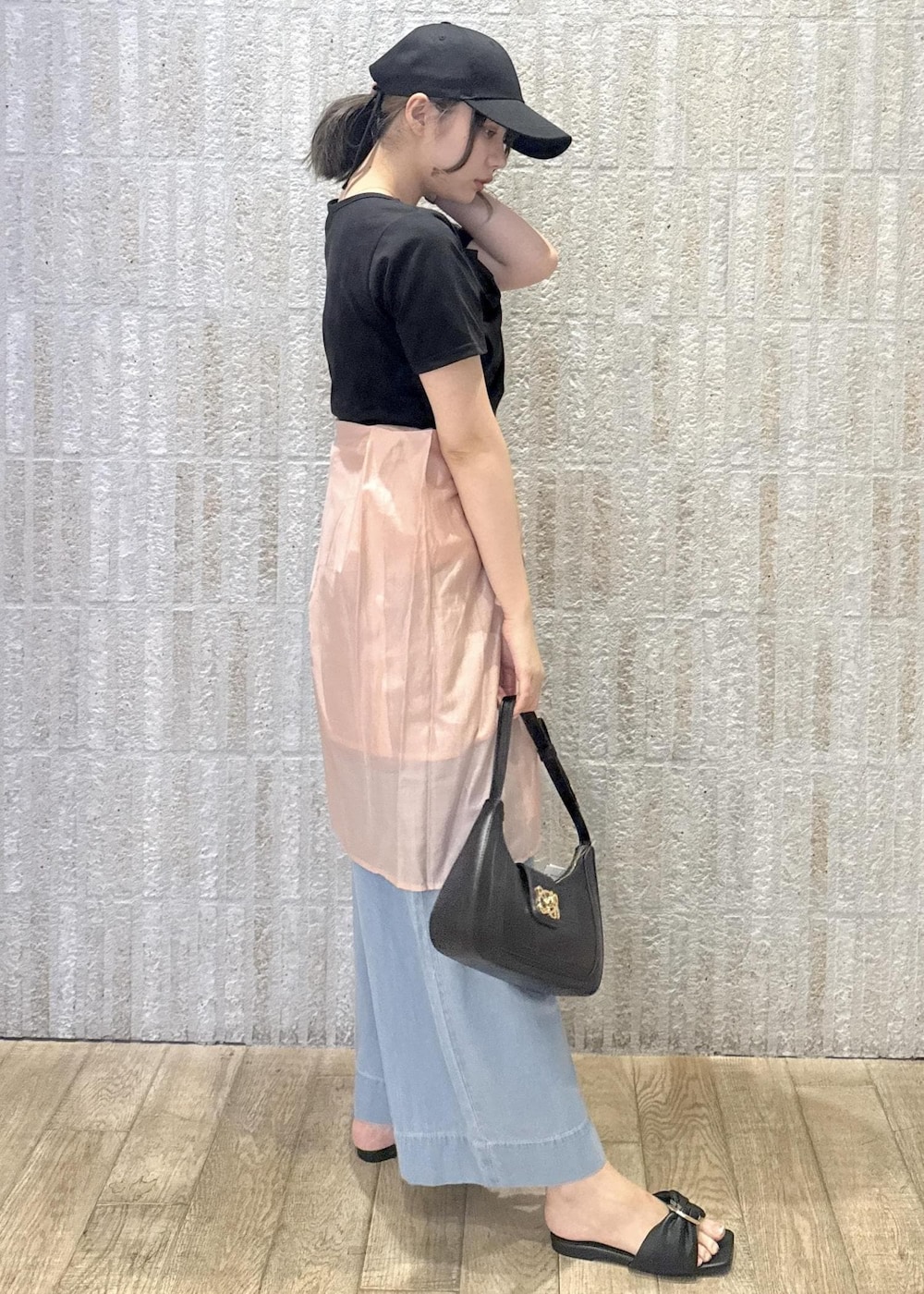 「ドレープ、デニム、ワイドパンツ、シアーシャツ、サックス、リボン、ワンハンドル、ロゴ、ゴールド、フラット、初春コーデ、春コーデ、初夏コーデ、夏コーデ、運動会コーデ」｜「VISの【セレモニー/通勤対応】【新色追加】ハンドルリボンワンショルダーバッグ（ハンドバッグ、ブラック系）」を使った、あおいさん（レディース・158cm）の夏コーディネートの4枚目の写真