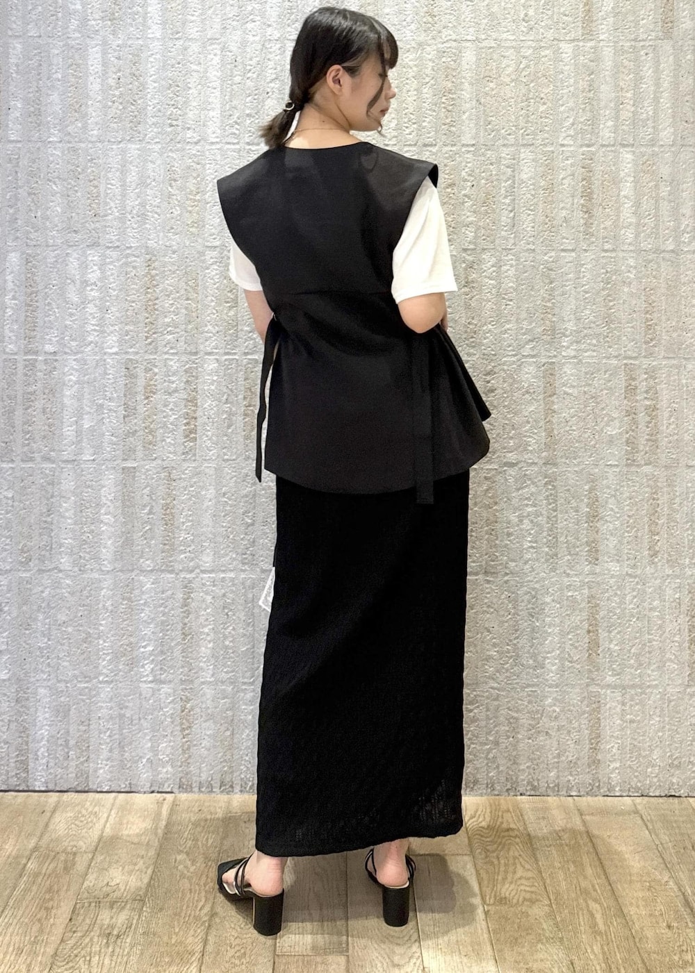「ドレープ、ジレ、ウエストマーク、麻、ジャガード、タイトスカート、ロング、Ｉライン、ショルダー、2way、初春コーデ、春コーデ、初夏コーデ、夏コーデ、デートコーデ」｜「VISの【追加】【2WAY】ハートチャームつきボストンバッグ（ショルダーバッグ、ブラック系）」を使った、あおいさん（レディース・158cm）の夏コーディネートの3枚目の写真