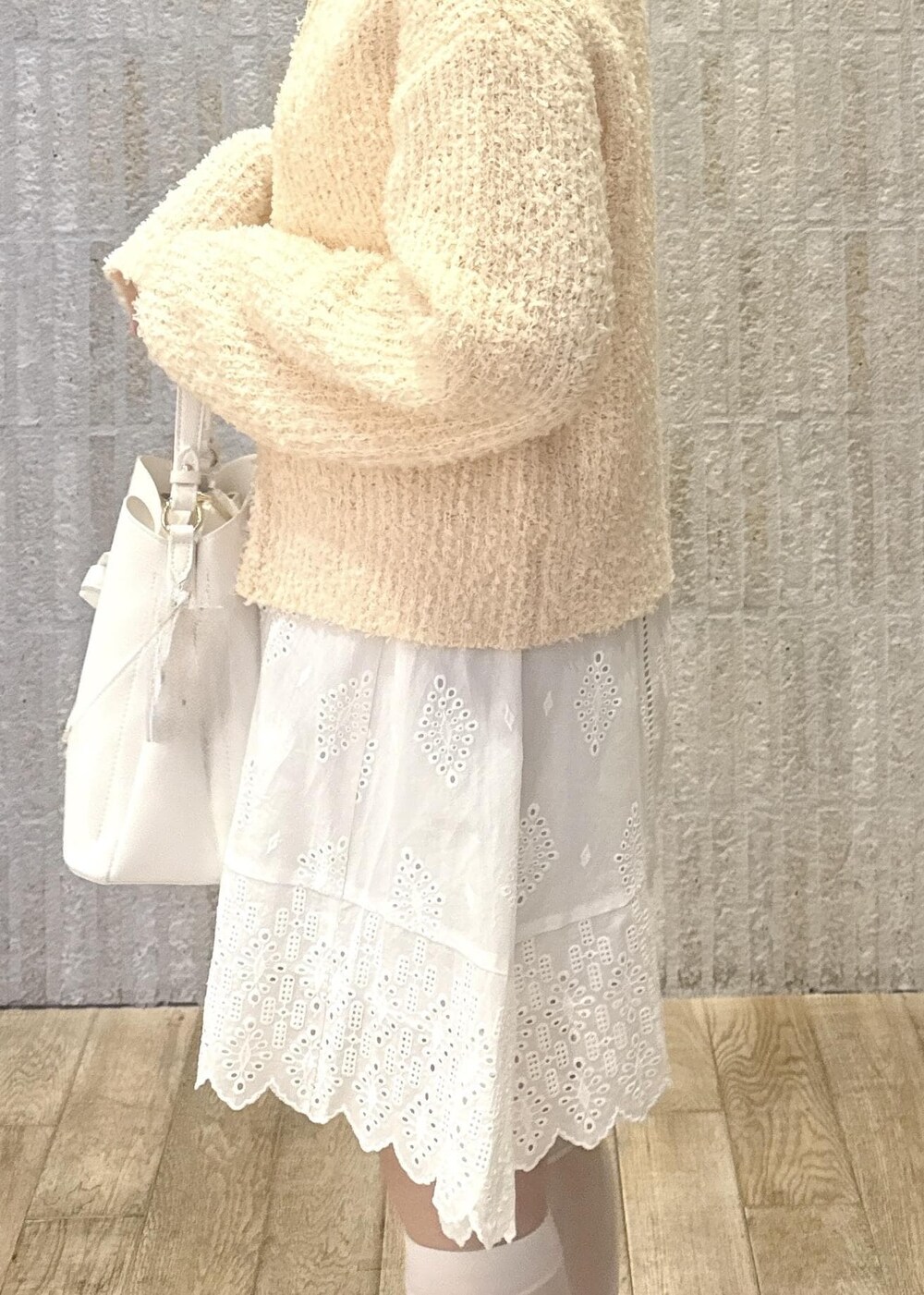 「キャミワンピース、レース、フレア、カップ付きインナー、リボンヤーン、ダブルジップ、ハートバック、ショルダー、リボン、ヒール、2way、ロゴ、初春コーデ、春コーデ、デートコーデ」｜「VISの【累計10,000点突破】【2WAY】ハートカットバッグ（ショルダーバッグ、ホワイト系）」を使った、あおいさん（レディース・158cm）の春コーディネートの6枚目の写真