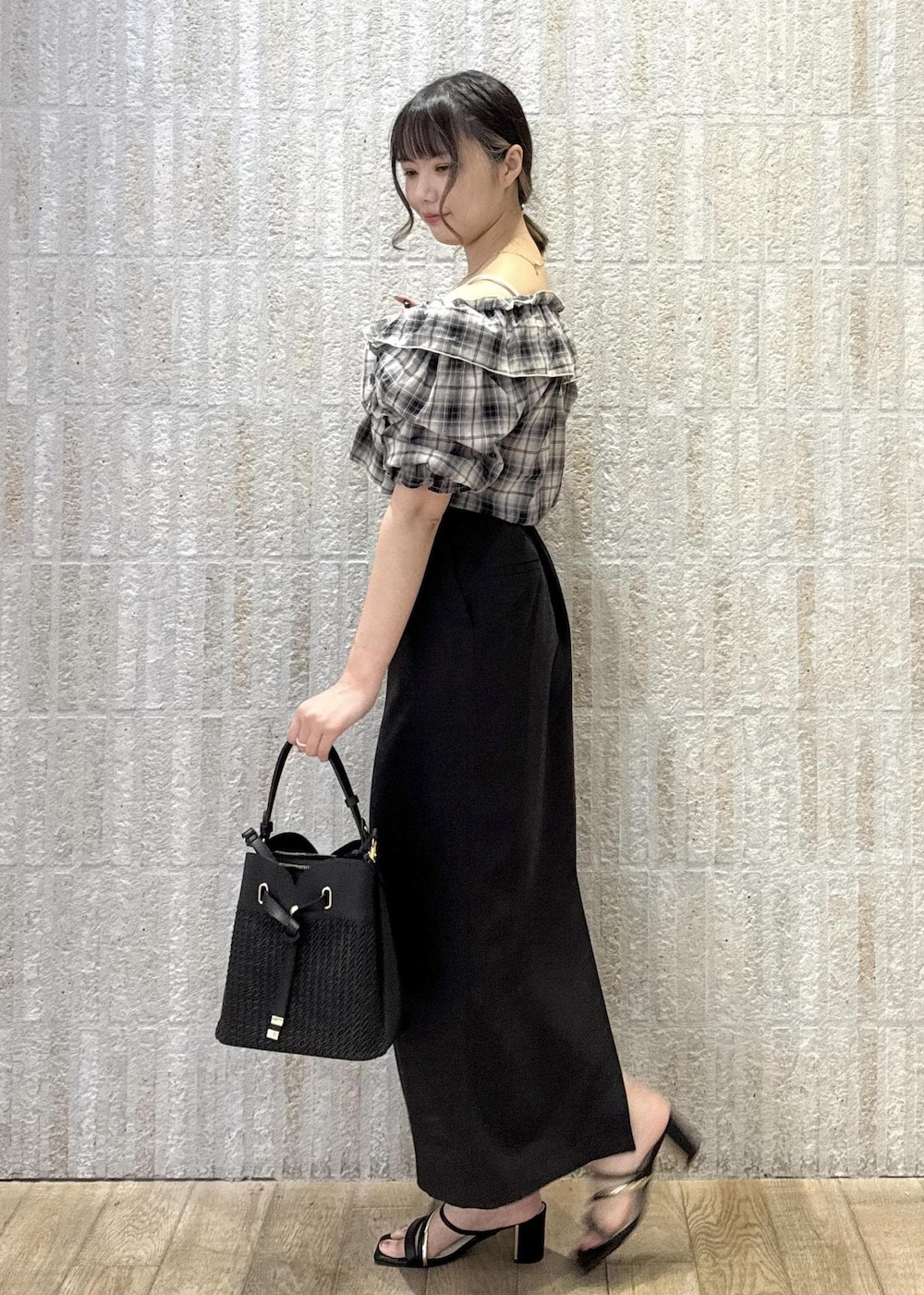 「オフショル、2way、チェック、カップ付きインナー、麻、タイトスカート、スリット、Iライン、カゴバック、ショルダー、ハートバック、厚底、初春コーデ、春コーデ、初夏コーデ」｜「VISの【選べる着丈】カップ付きロゴ刺繍Wストラップキャミソール【洗える】（キャミソール、ホワイト系）」を使った、あおいさん（レディース・158cm）の夏コーディネートの3枚目の写真