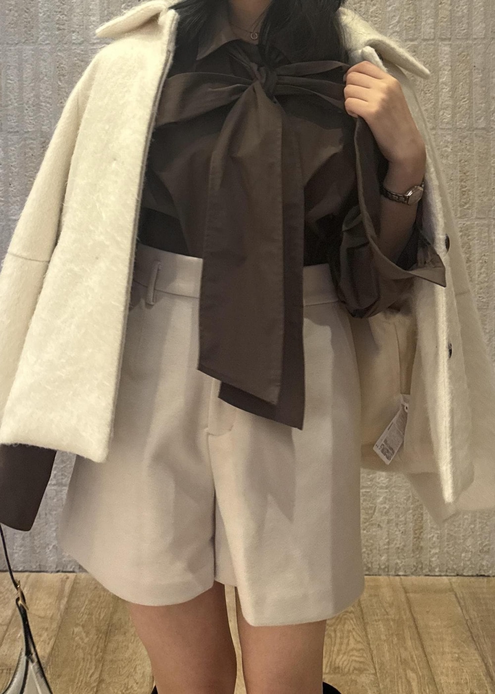 「リボン、ブラウス、ブラウン、シャーリング、シャギー、コート、ホワイト、メルトン、ショートパンツ、キナリ、厚底、フロントポッケ、ゴールド、秋コーデ、初冬コーデ」｜「Juzeのサイドバックルタンクソールロングブーツ（ブーツ、ブラウン系）」を使った、あおいさん（レディース・158cm）の秋コーディネートの5枚目の写真