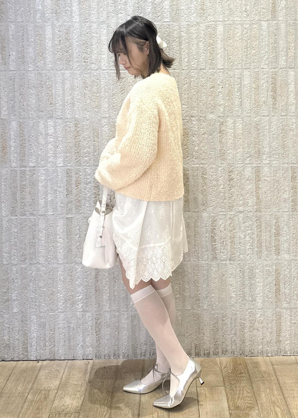「キャミワンピース、レース、フレア、カップ付きインナー、リボンヤーン、ダブルジップ、ハートバック、ショルダー、リボン、ヒール、2way、ロゴ、初春コーデ、春コーデ、デートコーデ」｜「VISの【累計10,000点突破】【2WAY】ハートカットバッグ（ショルダーバッグ、ホワイト系）」を使った、あおいさん（レディース・158cm）の春コーディネートの2枚目の写真