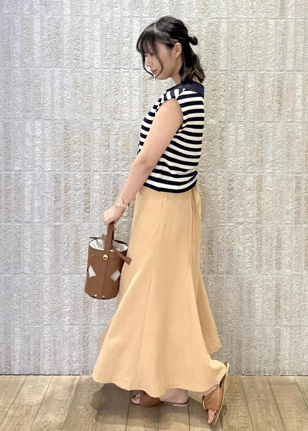「カップ付きインナー、スキッパー開き、フレア、マーメイド、ショルダー、ワンハンドル、2way、ゴールド、フラット、初春コーデ、春コーデ、初夏コーデ、夏コーデ、デートコーデ、お出かけコーデ」｜「VISの【選べる着丈】カップ付きロゴ刺繍Wストラップキャミソール【洗える】（キャミソール、ホワイト系）」を使った、あおいさん（レディース・158cm）の夏コーディネートの2枚目の写真
