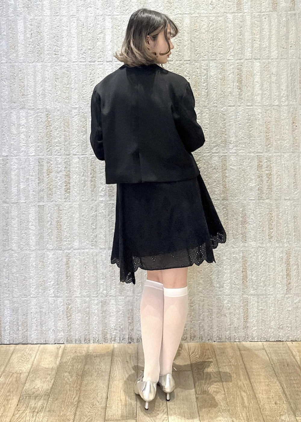 「カップ付きインナー、ロゴ、レース柄、キャミワンピ、レース、単丈、洗える、フラワー、バラモチーフ、バック、調整可能、くま、ハート、りぼん、リボン」｜「VISの【選べる着丈】カップ付きロゴ刺繍Wストラップキャミソール【洗える】（キャミソール、ブラック系）」を使った、あおいさん（レディース・158cm）の春コーディネートの3枚目の写真