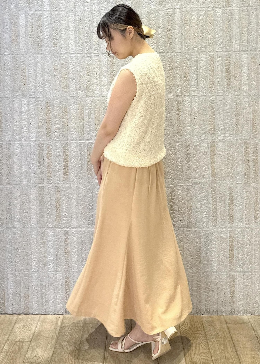 「カップ付きインナー、リボンヤーン、ボタン、マーメイド、洗える、シワ防止、バック、2way、厚底、初春コーデ、春コーデ、初夏コーデ、夏コーデ、デートコーデ、お出かけコーデ」｜「VISの【選べる着丈】カップ付きロゴ刺繍Wストラップキャミソール【洗える】（キャミソール、ホワイト系）」を使った、あおいさん（レディース・158cm）の春コーディネートの2枚目の写真