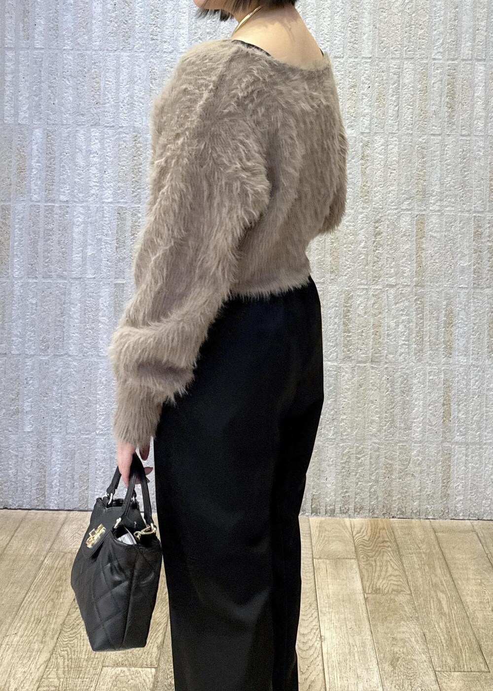 「オールインワン、ブラック、セットアイテム、カシュクール、ラビット、ブラウン、ロゴ、チェーン、ゴールド、2way、リボン、秋コーデ、初冬コーデ、セレモニーコーデ、お出かけコーデ」｜「Juzeの【ご好評につき追加生産】ビッグリボンパンプス（パンプス、ブラック系）」を使った、あおいさん（レディース・158cm）の冬コーディネートの6枚目の写真