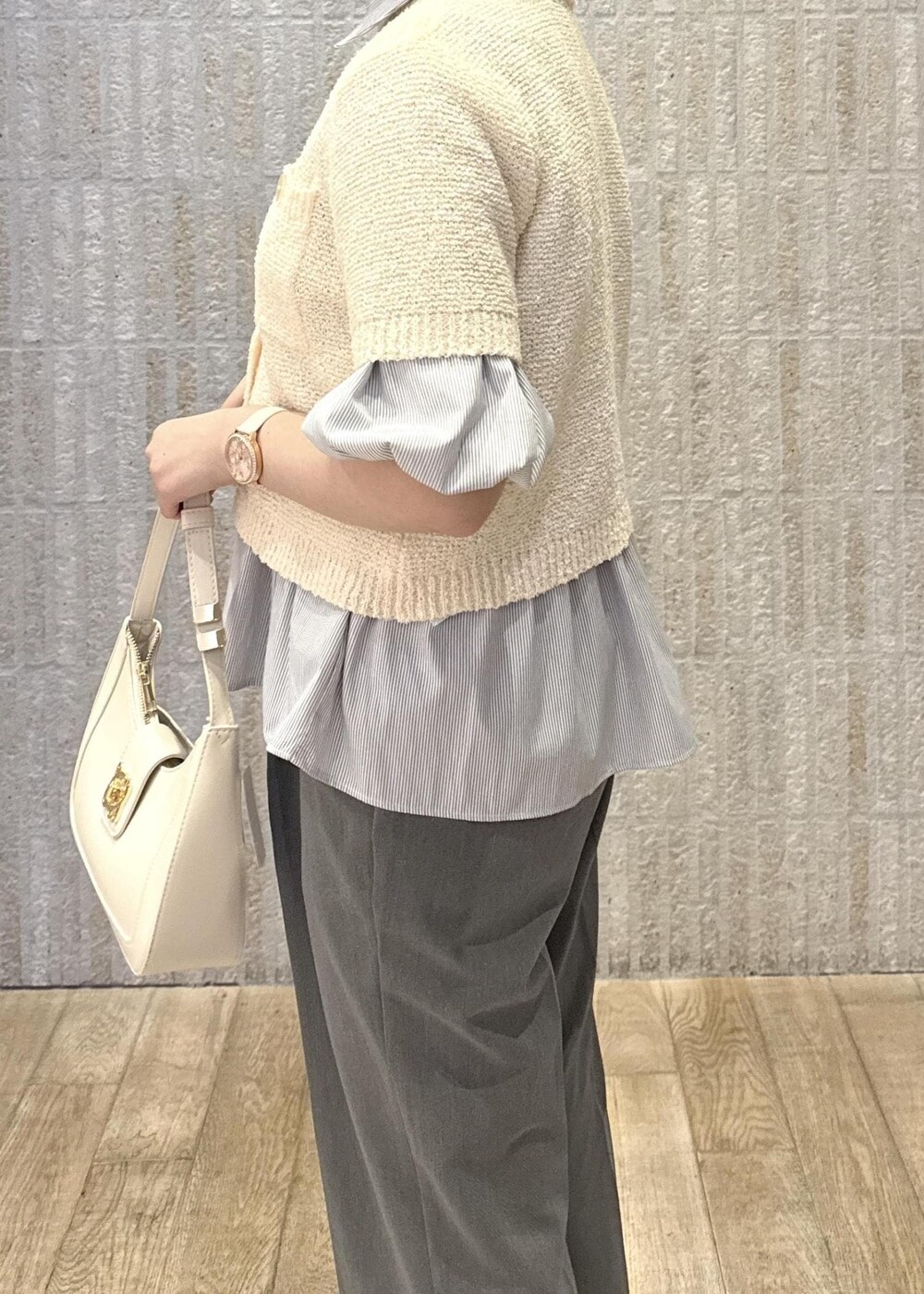 「ストライプ、ベージュ、オレンジ、ブークレ、フレアパンツ、ストレート、リボン、ワンハンドル、ロゴ、初春コーデ、春コーデ、初夏コーデ、夏コーデ、デートコーデ、お出かけコーデ」｜「VISの【新色追加】ハンドルリボンワンショルダーバッグ（ハンドバッグ、ホワイト系）」を使った、あおいさん（レディース・158cm）の春コーディネートの6枚目の写真