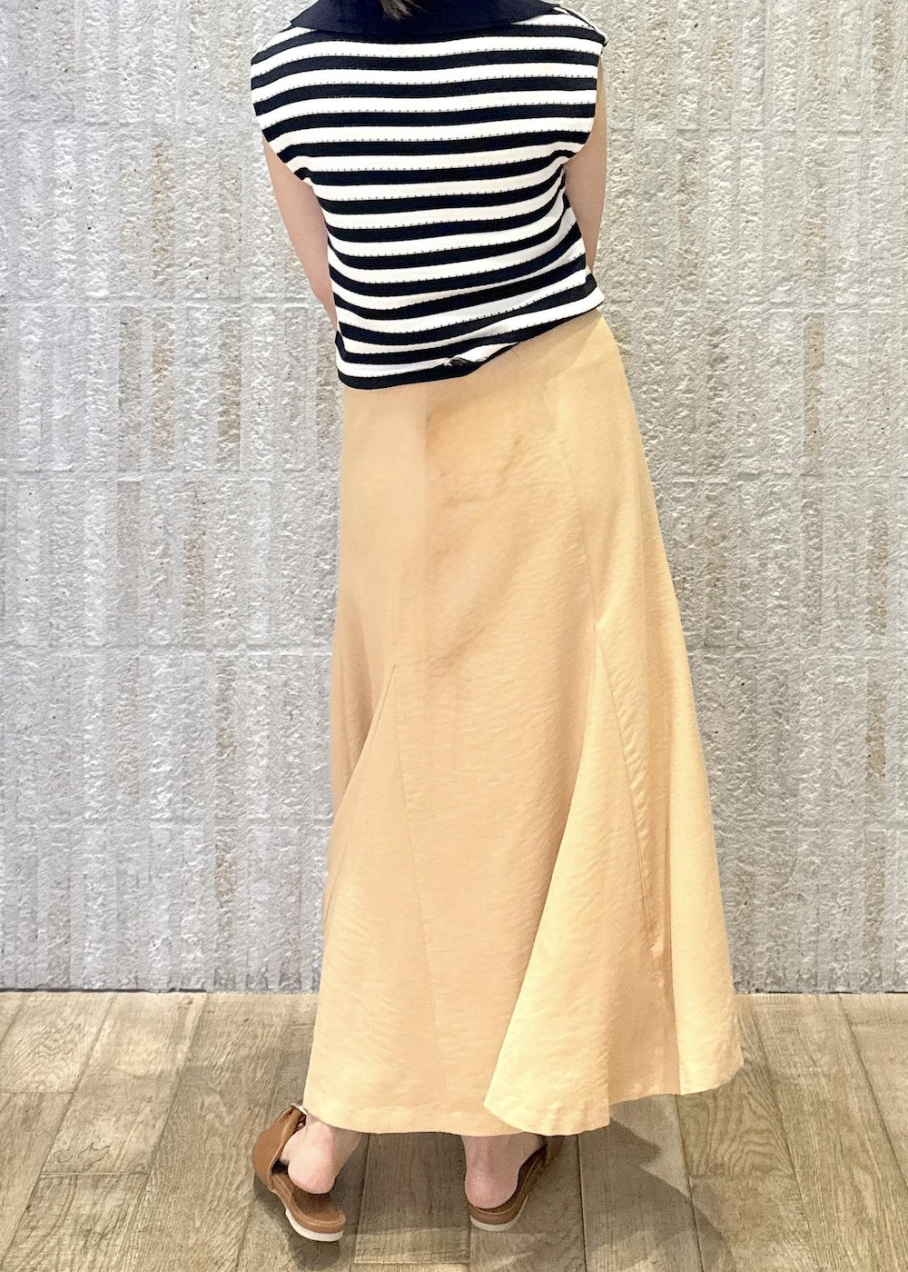 「カップ付きインナー、スキッパー開き、フレア、マーメイド、ショルダー、ワンハンドル、2way、ゴールド、フラット、初春コーデ、春コーデ、初夏コーデ、夏コーデ、デートコーデ、お出かけコーデ」｜「VISの【選べる着丈】カップ付きロゴ刺繍Wストラップキャミソール【洗える】（キャミソール、ホワイト系）」を使った、あおいさん（レディース・158cm）の夏コーディネートの3枚目の写真