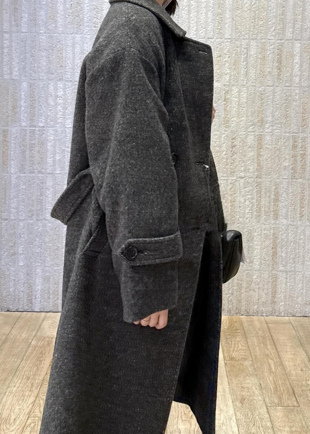 「尾州コート、ウール、グレー、ロングコート、イエロー、ラメ、ハート、カップ付きインナー、光沢、ネイビー、ワイド、ブラック、キルティング、初冬コーデ、冬コーデ」｜「VISの【選べる着丈】カップ付きロゴ刺繍Wストラップキャミソール【洗える】（キャミソール、ブラック系）」を使った、あおいさん（レディース・158cm）の冬コーディネートの7枚目の写真