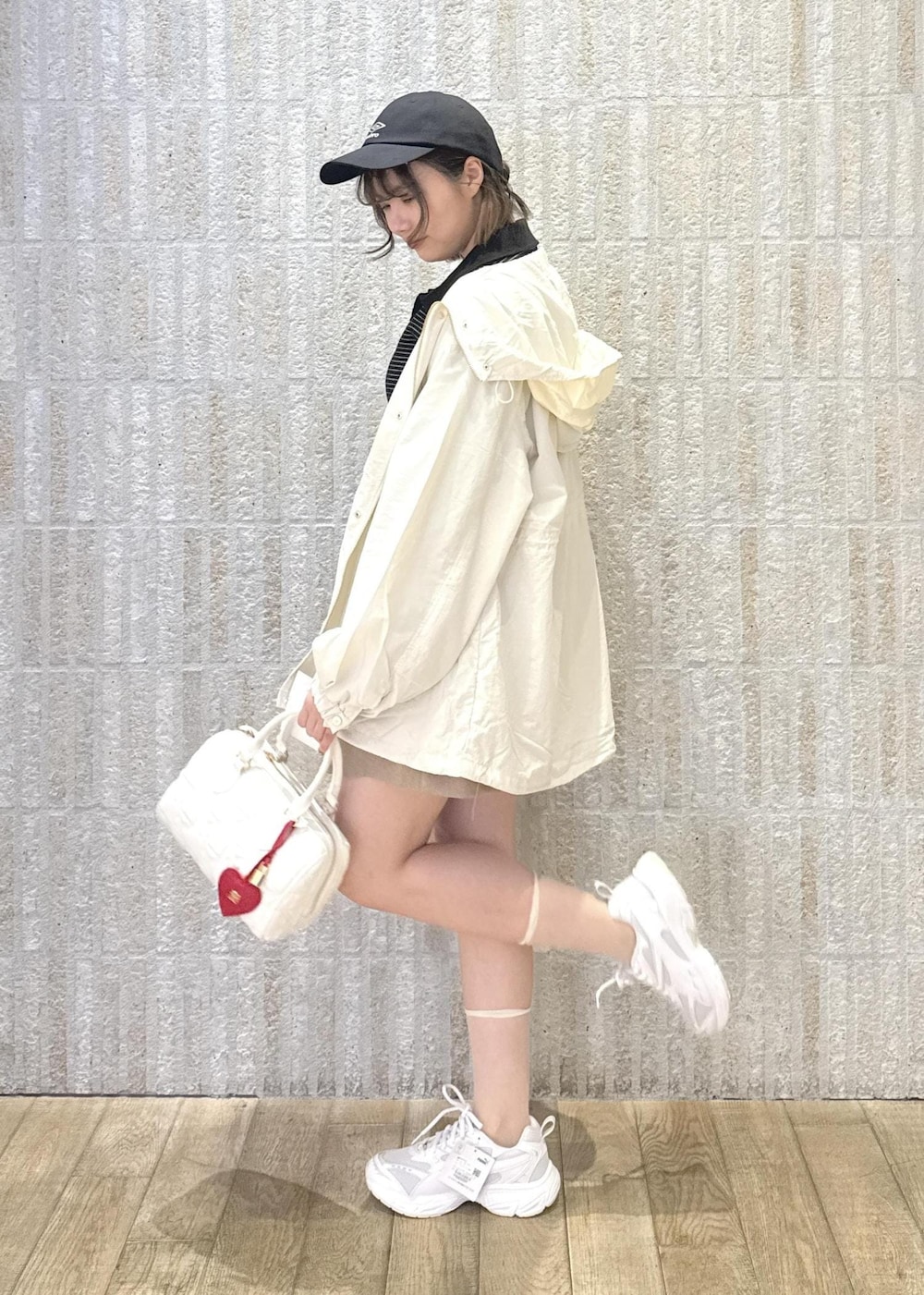 「ポロトップス、襟、撥水加工、花粉ガード、調整可能、ショートパンツ、フレアタック、サマーツイード、キャメル、ロゴ、UMBRO、小顔効果、チェーン、ハート、2way」｜「UMBROの【umbro】VIS別注コラボツイルキャップ（キャップ、ブラック系）」を使った、あおいさん（レディース・158cm）の春コーディネートの2枚目の写真