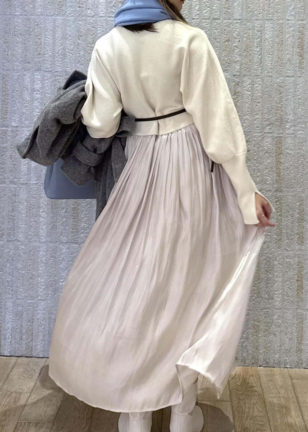 「尾州、コート、グレー、マフラー、カシミヤタッチ、ハートバック、ブルー、光沢、ウエストマーク、ショートブーツ、ホワイト、静電気防止、初冬コーデ、冬コーデ、デートコーデ」｜「VISの10mm巾変形メタルバックルピンレスベルト（ベルト、ブラック系）」を使った、あおいさん（レディース・158cm）の冬コーディネートの10枚目の写真