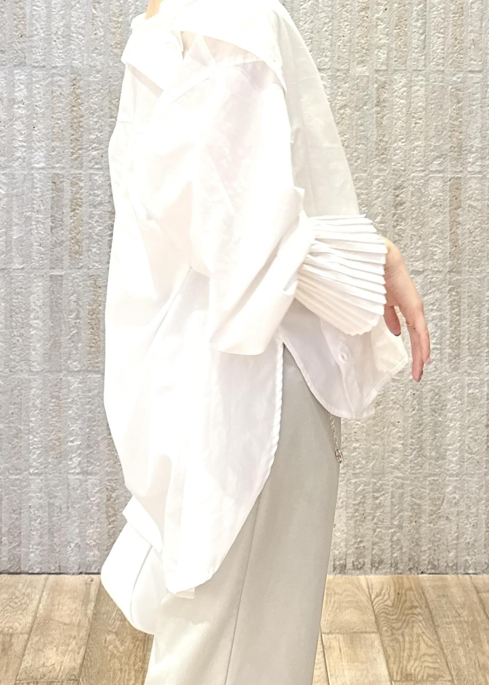 「カップ付きインナー、肌見せ、袖プリーツ、紐付き、コンフォートツイル、りぼん、厚底、ゴールドチェーン、初春コーデ、春コーデ、デートコーデ、お出かけコーデ、フェスコーデ、女子会コーデ、パンツスタイル」｜「VISの【マルチWAY】レイヤードチェーンベルト（ベルト、ゴールド系）」を使った、あおいさん（レディース・158cm）の春コーディネートの8枚目の写真