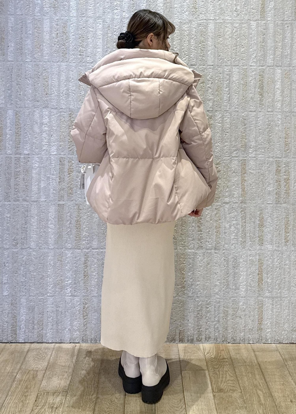 「POLO、キナリ、ロゴ、ダウン、ピンク、破水加工、セットアイテム、ウエストマーク、ブラウン、ラビット、ハート、バック、オフホワイト、厚底ブーツ、初冬コーデ」｜「Juzeのタンクソールサイドニットブーツ（ブーツ、ホワイト系）」を使った、あおいさん（レディース・158cm）の冬コーディネートの3枚目の写真