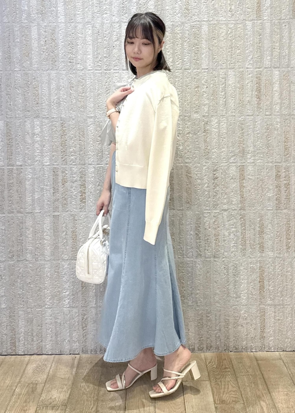 「リボン、サックス、でにむ、デニム、ハート、2way、ショルダー、厚底、初春コーデ、春コーデ、初夏コーデ、夏コーデ、デートコーデ、お出かけコーデ、旅行コーデ」｜「VISの【洗える】ダブルハートボタンカーディガン（カーディガン/ボレロ、ホワイト系）」を使った、あおいさん（レディース・158cm）の春コーディネートの3枚目の写真