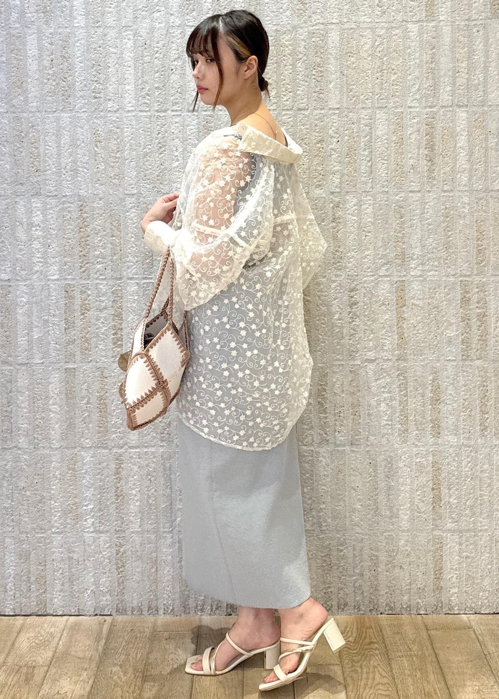 「ニットワンピース、ブルー、サックス、花柄、シアーシャツ、厚底、クッション性、シルバー、クロック編み、パッチワーク風の、バック、カラーレンズ、初春コーデ、春コーデ、初夏コーデ」｜「VISのニュアンスリングベルト（ベルト、ブラック系）」を使った、あおいさん（レディース・158cm）の春コーディネートの2枚目の写真
