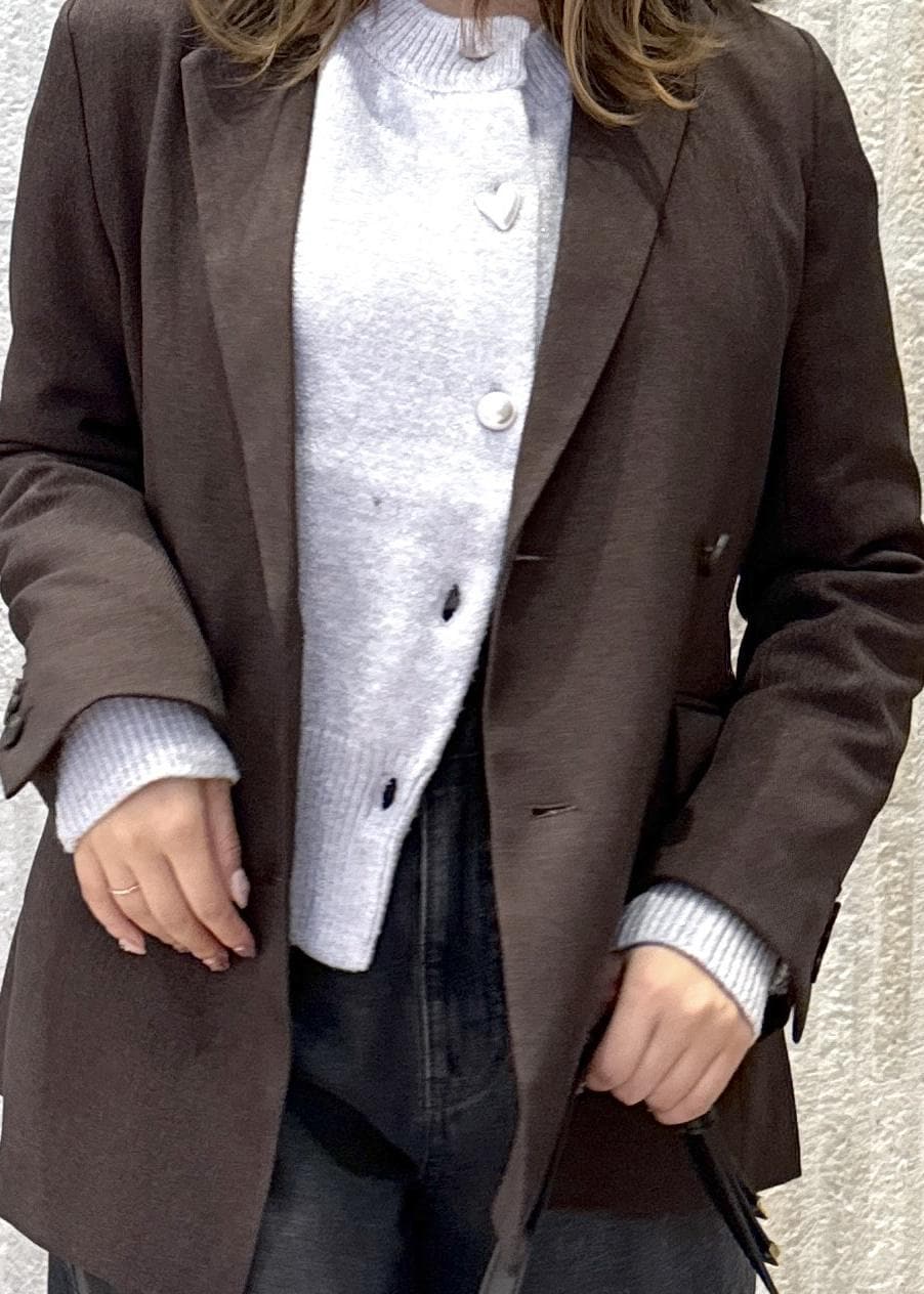 ブラック系のハンドバッグ、ホワイト系のキャミソール、ブラック系のパンプスを着用したレディースの秋コーディネートの5枚目の写真