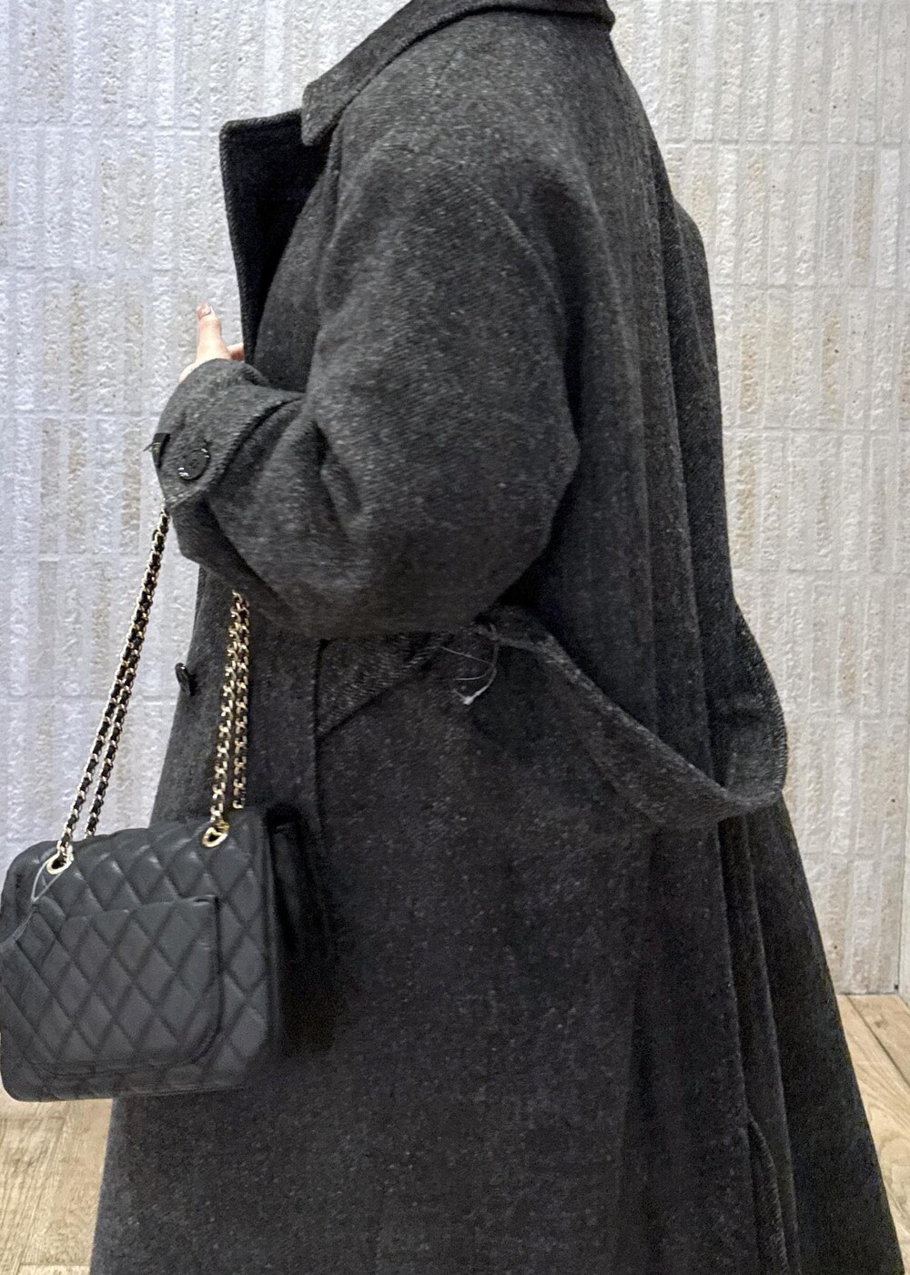 「尾州コート、ウール、グレー、ロングコート、イエロー、ラメ、ハート、カップ付きインナー、光沢、ネイビー、ワイド、ブラック、キルティング、初冬コーデ、冬コーデ」｜「VISの【選べる着丈】カップ付きロゴ刺繍Wストラップキャミソール【洗える】（キャミソール、ブラック系）」を使った、あおいさん（レディース・158cm）の冬コーディネートの6枚目の写真