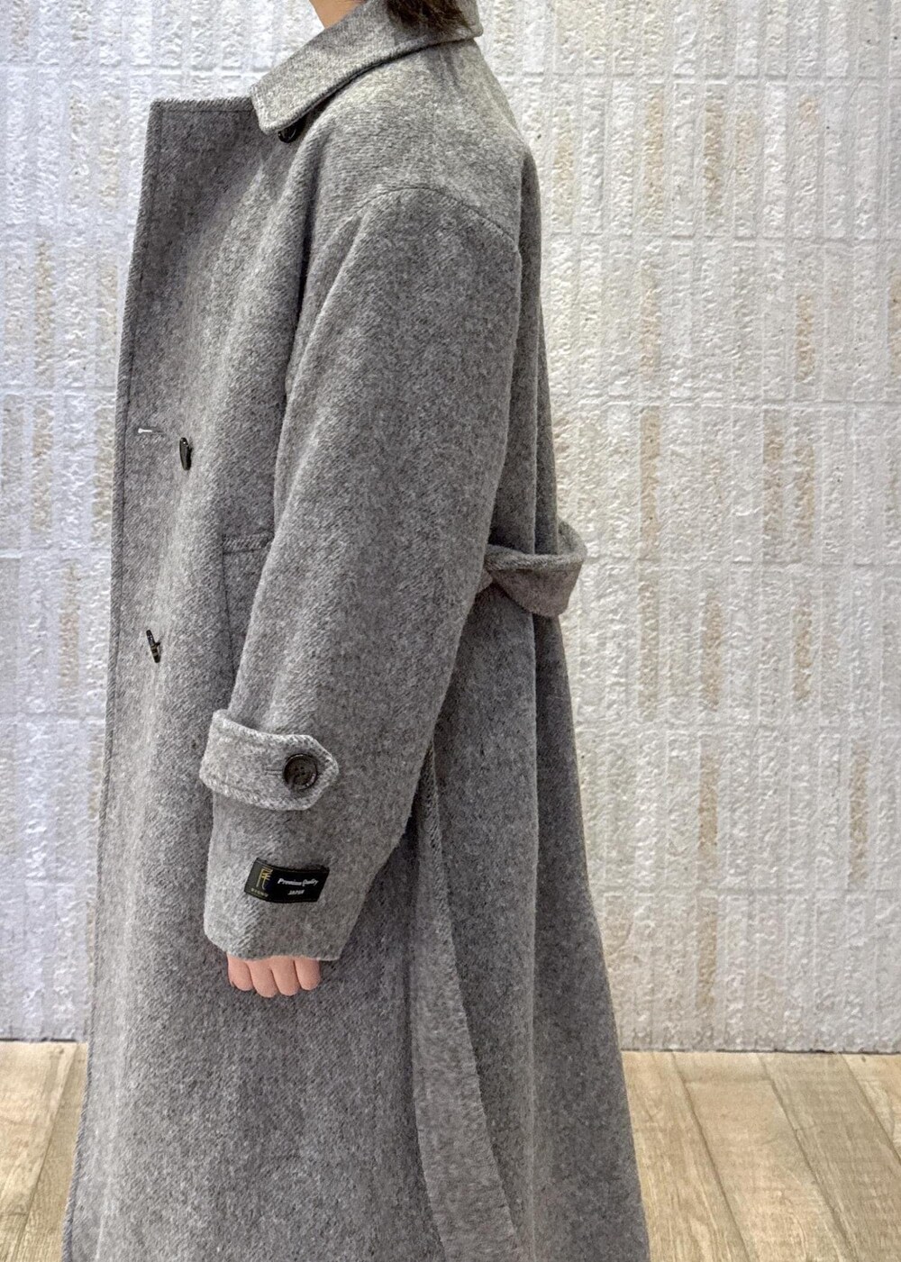 「尾州コート、グレー、メタル釦、ファー、ホワイト、デニム、ストレート、ショートブーツ、サックス、初冬コーデ、冬コーデ、お出かけコーデ、女子会コーデ、大人カジュアル、パンツスタイル」｜「Juzeのストレッチヒールショートブーツ（ブーツ、ホワイト系）」を使った、あおいさん（レディース・158cm）の冬コーディネートの5枚目の写真