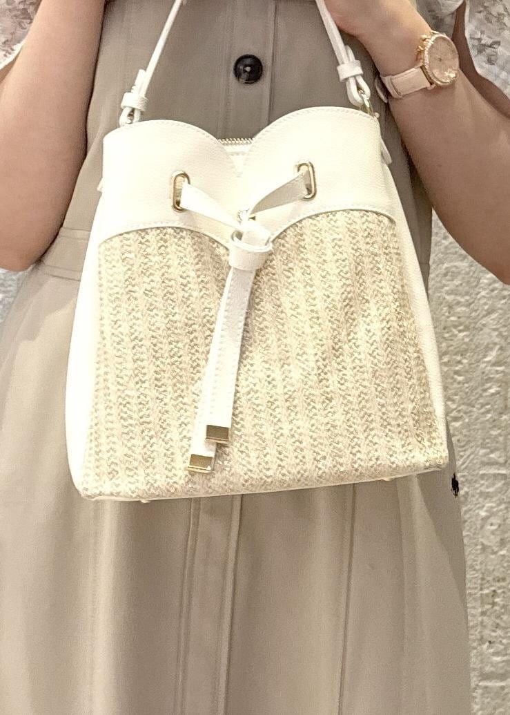 「シアーチェック、ブルー、チェック、ショルダー、2way、POLO、ロゴ、カップ付きインナー、ハートバック、カゴバック、肩紐調整、初春コーデ、春コーデ、初夏コーデ、夏コーデ」｜「VISの【選べる着丈】カップ付きロゴ刺繍Wストラップキャミソール【洗える】（キャミソール、ホワイト系）」を使った、あおいさん（レディース・158cm）の夏コーディネートの9枚目の写真