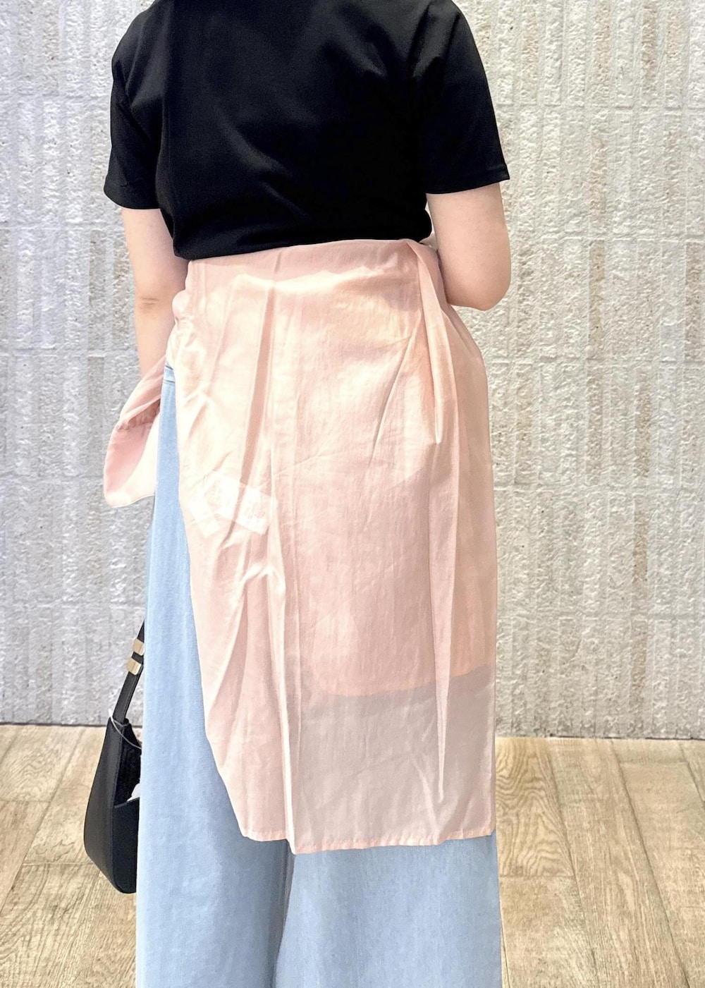 「ドレープ、デニム、ワイドパンツ、シアーシャツ、サックス、リボン、ワンハンドル、ロゴ、ゴールド、フラット、初春コーデ、春コーデ、初夏コーデ、夏コーデ、運動会コーデ」｜「VISの【セレモニー/通勤対応】【新色追加】ハンドルリボンワンショルダーバッグ（ハンドバッグ、ブラック系）」を使った、あおいさん（レディース・158cm）の夏コーディネートの7枚目の写真
