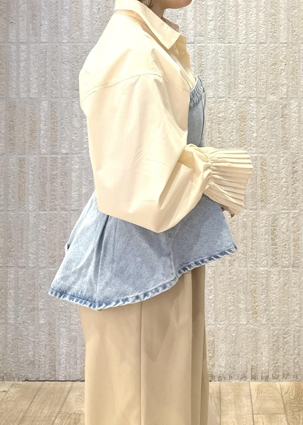 「袖プリーツ、2way、デニム、チノパン、クリーム、サックス、ワンハンドル、リボン、シルバー、ヒール、初春コーデ、春コーデ、デートコーデ、お出かけコーデ、女子会コーデ」｜「VISの【新色追加】ハンドルリボンワンショルダーバッグ（ハンドバッグ、ホワイト系）」を使った、あおいさん（レディース・158cm）の春コーディネートの8枚目の写真