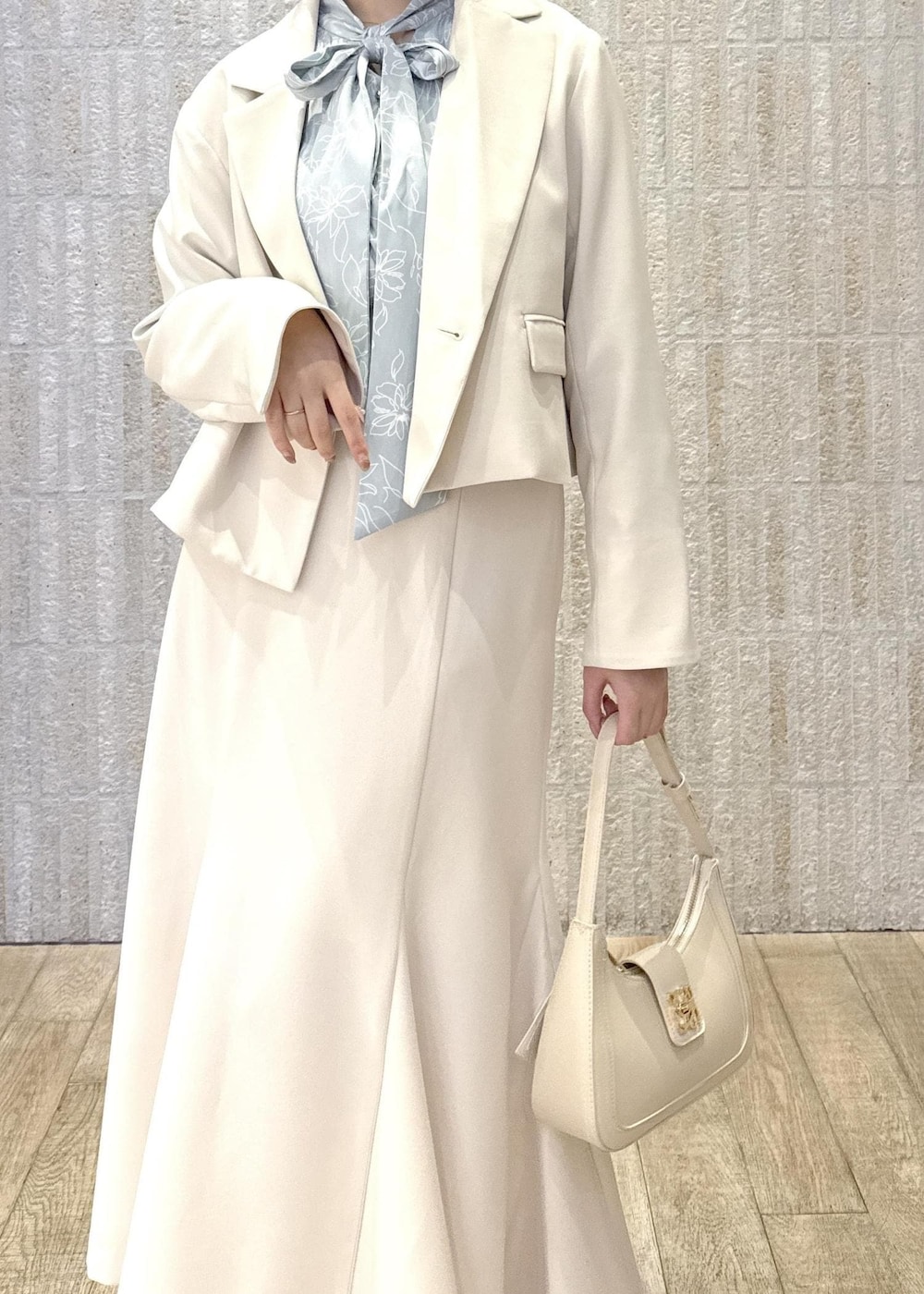 「短丈、リボン、花柄、ボウタイブラウス、ブルー、フレアスカート、洗える、リボンパンプス、リシルバー、ヒール、ロゴ、ゴールド、初春コーデ、春コーデ、お仕事コーデ」｜「VISの【新色追加】【美easy】ウーリッシュバックレースアップマーメイドスカート【洗える】（スカート、ホワイト系）」を使った、あおいさん（レディース・158cm）の冬コーディネートの8枚目の写真