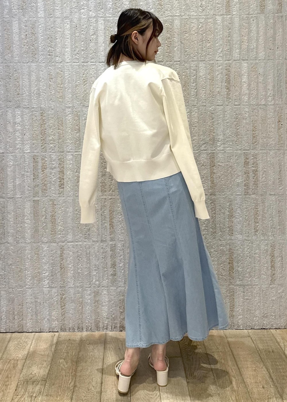 「リボン、サックス、でにむ、デニム、ハート、2way、ショルダー、厚底、初春コーデ、春コーデ、初夏コーデ、夏コーデ、デートコーデ、お出かけコーデ、旅行コーデ」｜「VISの【洗える】ダブルハートボタンカーディガン（カーディガン/ボレロ、ホワイト系）」を使った、あおいさん（レディース・158cm）の春コーディネートの4枚目の写真