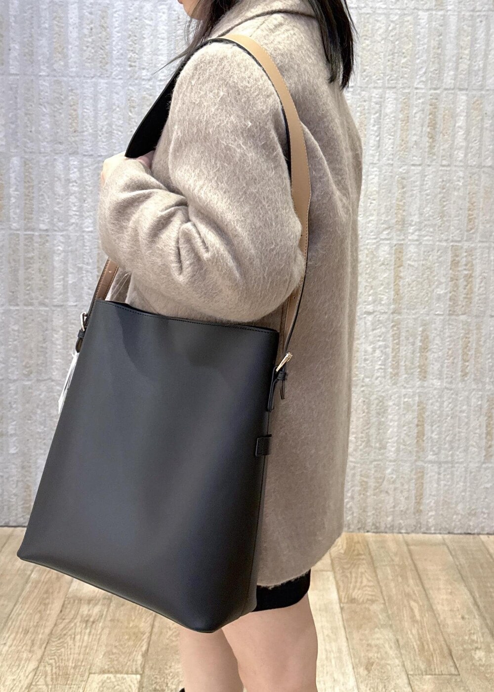 「ベージュ系、コード刺繍、ブラック、リボン、プリーツ、シャツ、ピンク、ショートパンツ、ショートブーツ、A4サイズ対応、秋コーデ、初冬コーデ、お出かけコーデ、旅行コーデ、推し活コーデ」｜「VISの【新色追加/追加生産】リバーシブルハンドルワンショルダーバッグ【A4対応】（ショルダーバッグ、ブラック系）」を使った、あおいさん（レディース・158cm）の冬コーディネートの5枚目の写真
