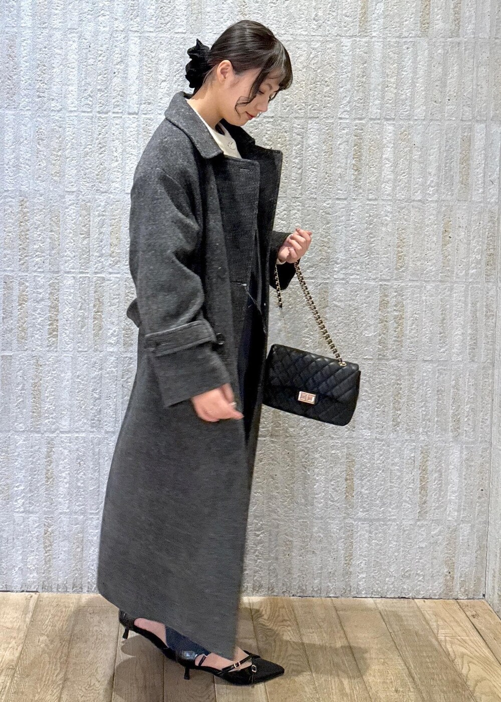 「尾州コート、ウール、グレー、ロングコート、イエロー、ラメ、ハート、カップ付きインナー、光沢、ネイビー、ワイド、ブラック、キルティング、初冬コーデ、冬コーデ」｜「VISの【選べる着丈】カップ付きロゴ刺繍Wストラップキャミソール【洗える】（キャミソール、ブラック系）」を使った、あおいさん（レディース・158cm）の冬コーディネートの2枚目の写真