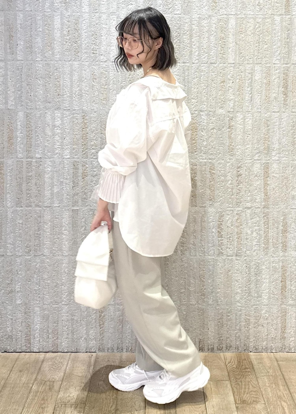 「カップ付きインナー、肌見せ、袖プリーツ、紐付き、コンフォートツイル、りぼん、厚底、ゴールドチェーン、初春コーデ、春コーデ、デートコーデ、お出かけコーデ、フェスコーデ、女子会コーデ、パンツスタイル」｜「VISの【マルチWAY】レイヤードチェーンベルト（ベルト、ゴールド系）」を使った、あおいさん（レディース・158cm）の春コーディネートの2枚目の写真