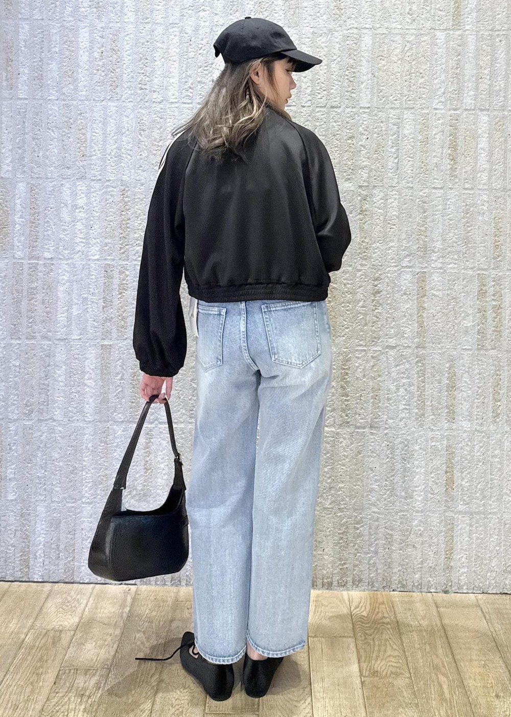 ブラック系のパンプス、グレー系のキャミソール、ブラック系のその他アウターを着用したレディースの冬コーディネートの3枚目の写真