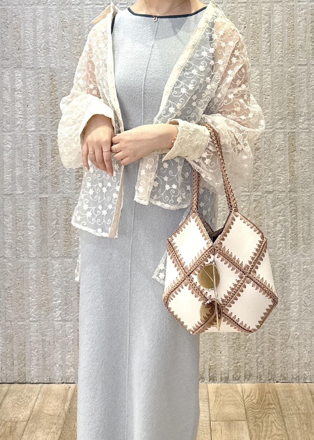 「ニットワンピース、ブルー、サックス、花柄、シアーシャツ、厚底、クッション性、シルバー、クロック編み、パッチワーク風の、バック、カラーレンズ、初春コーデ、春コーデ、初夏コーデ」｜「VISのニュアンスリングベルト（ベルト、ブラック系）」を使った、あおいさん（レディース・158cm）の春コーディネートの8枚目の写真