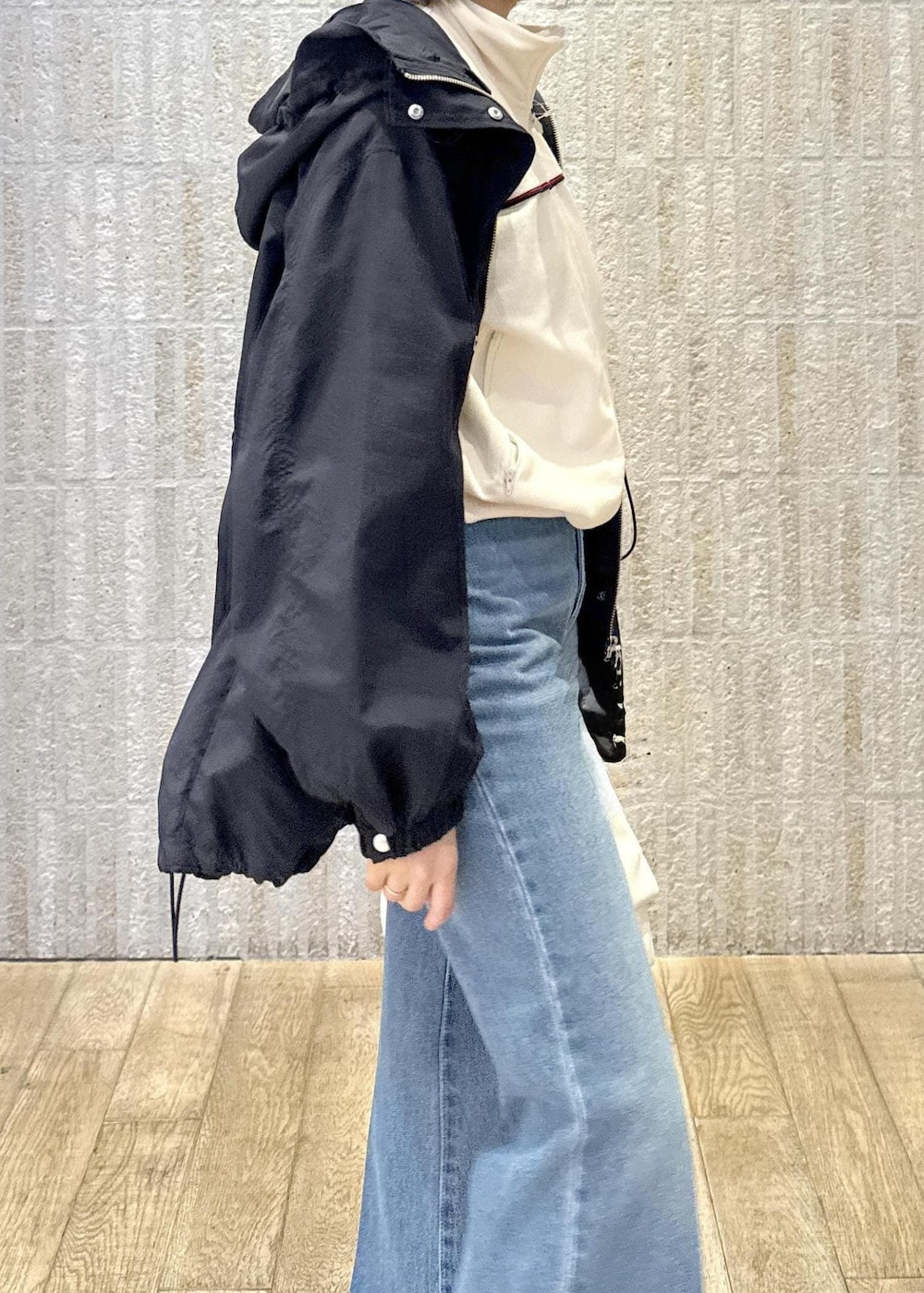 「ツイル、ロゴ、ロゴ刺繍、CONVERSE、ライン、キナリ、セットアップ対応、撥水加工、花粉ガード、フレアデニム、厚底スニーカー、PUMA、リボン、初春コーデ、春コーデ」｜「VISの【定番人気】【撥水/花粉ガード】ウエストドロストマウンテンパーカー（マウンテンパーカー、ブルー系）」を使った、あおいさん（レディース・158cm）の春コーディネートの8枚目の写真