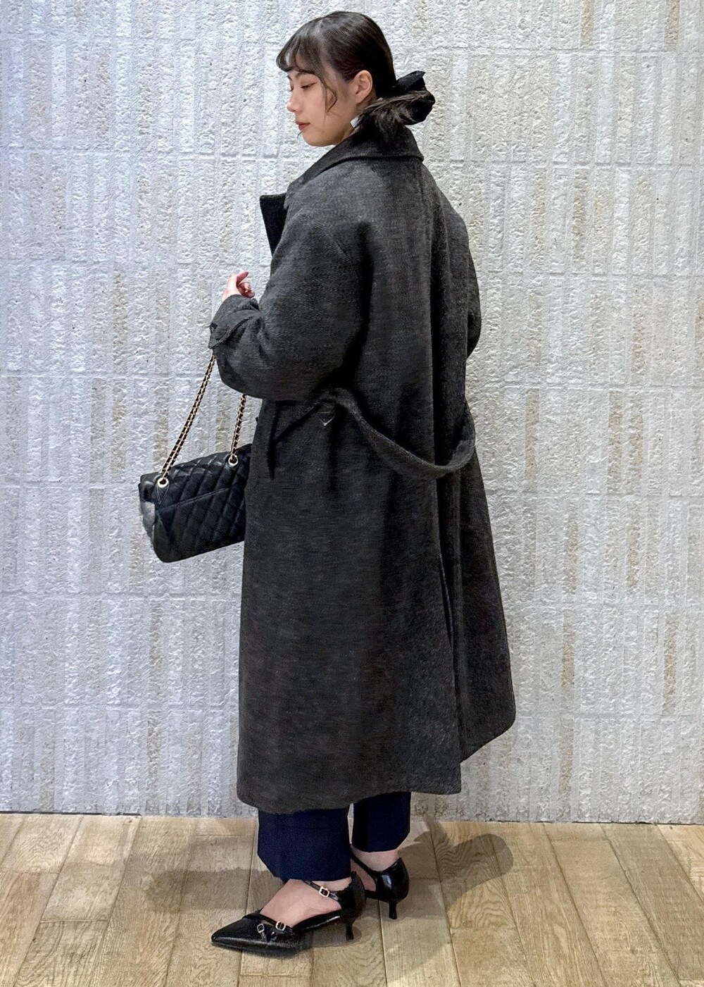 「尾州コート、ウール、グレー、ロングコート、イエロー、ラメ、ハート、カップ付きインナー、光沢、ネイビー、ワイド、ブラック、キルティング、初冬コーデ、冬コーデ」｜「VISの【選べる着丈】カップ付きロゴ刺繍Wストラップキャミソール【洗える】（キャミソール、ブラック系）」を使った、あおいさん（レディース・158cm）の冬コーディネートの3枚目の写真