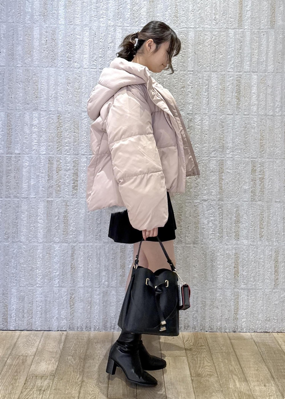 「ダウン、ピンク、グレー、バックリボン、ベロア、ニット、ボンディング加工、ブラック、ミニスカート、ハートバック、ラブレター、ショートブーツ、初冬コーデ、冬コーデ、デートコーデ」｜「Juzeのストレッチヒールショートブーツ（ブーツ、ブラック系）」を使った、あおいさん（レディース・158cm）の冬コーディネートの4枚目の写真